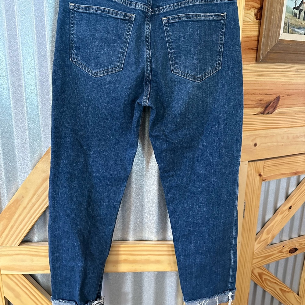 GAP Women’s Girlfriend Mid Rise Crop Jeans. Size 2, waist 26”. Like new - Picture 2 of 3